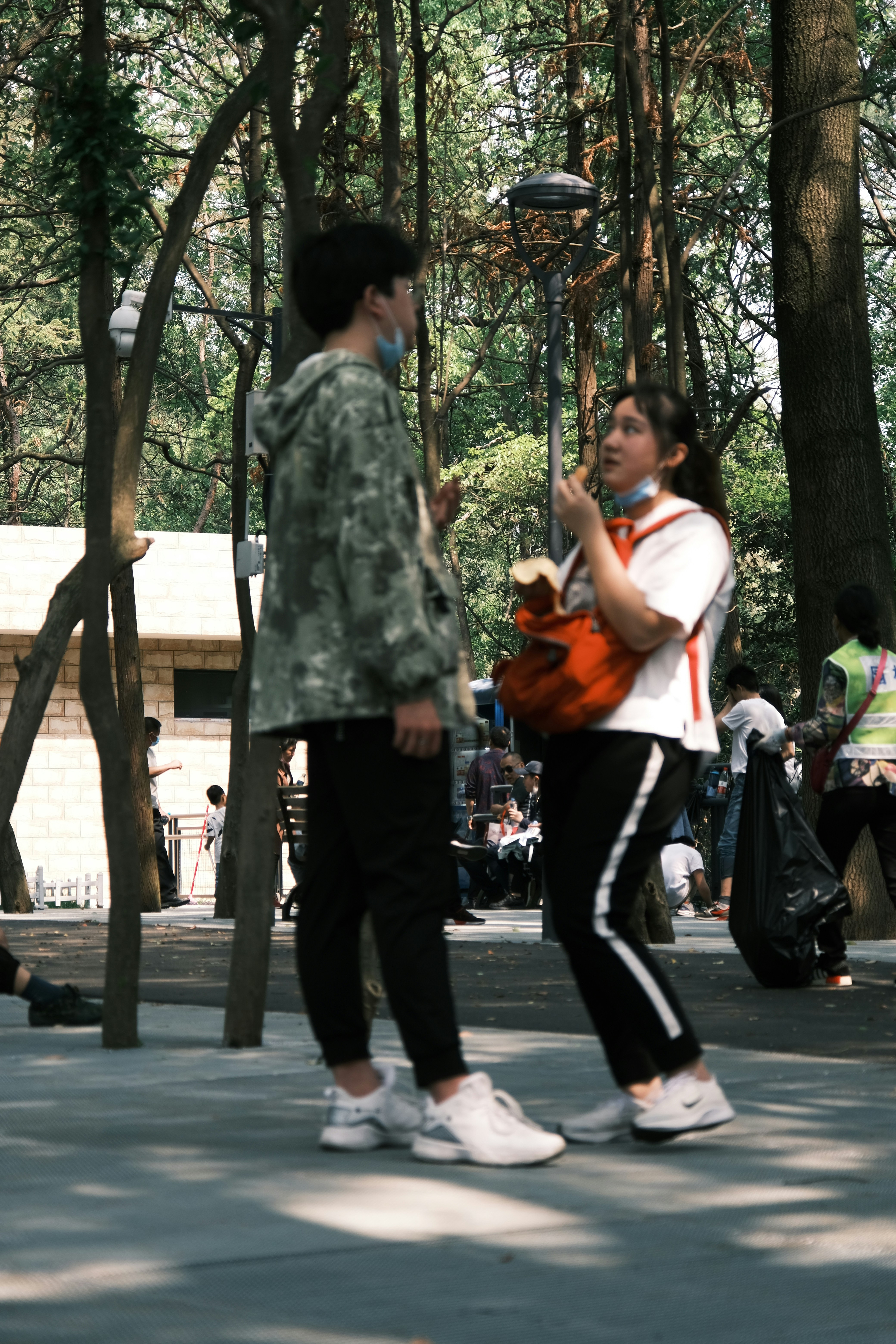 Frau in weißem Hemd und schwarzer Hose auf grauem Betonboden