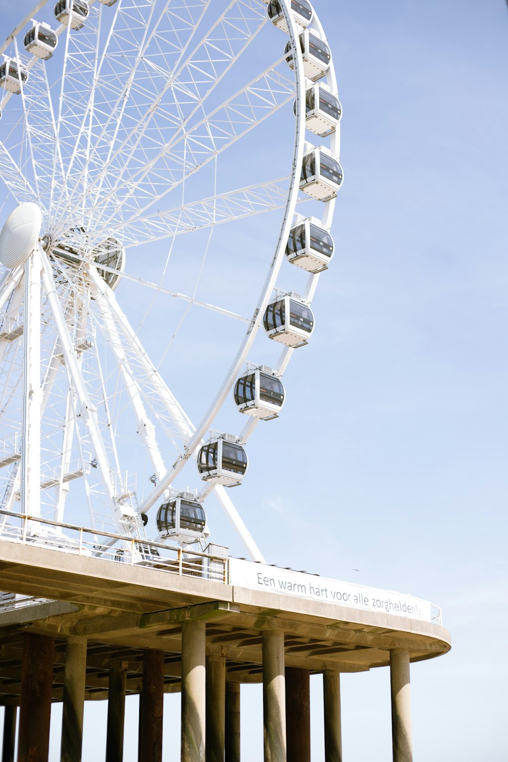 roda gigante branca sob o céu azul durante o dia