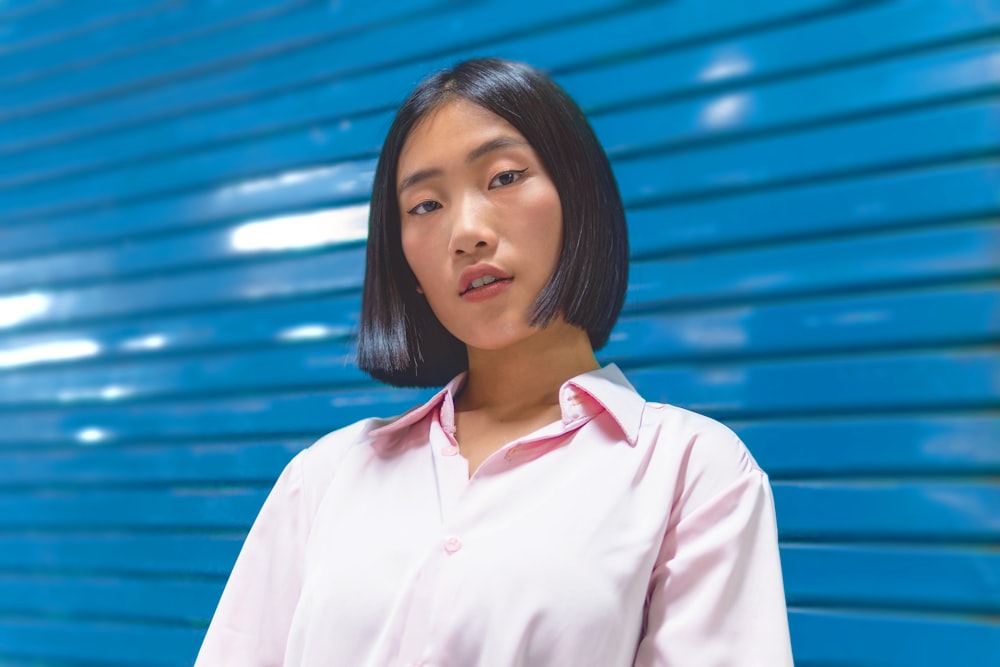 Mujer con camisa abotonada rosa