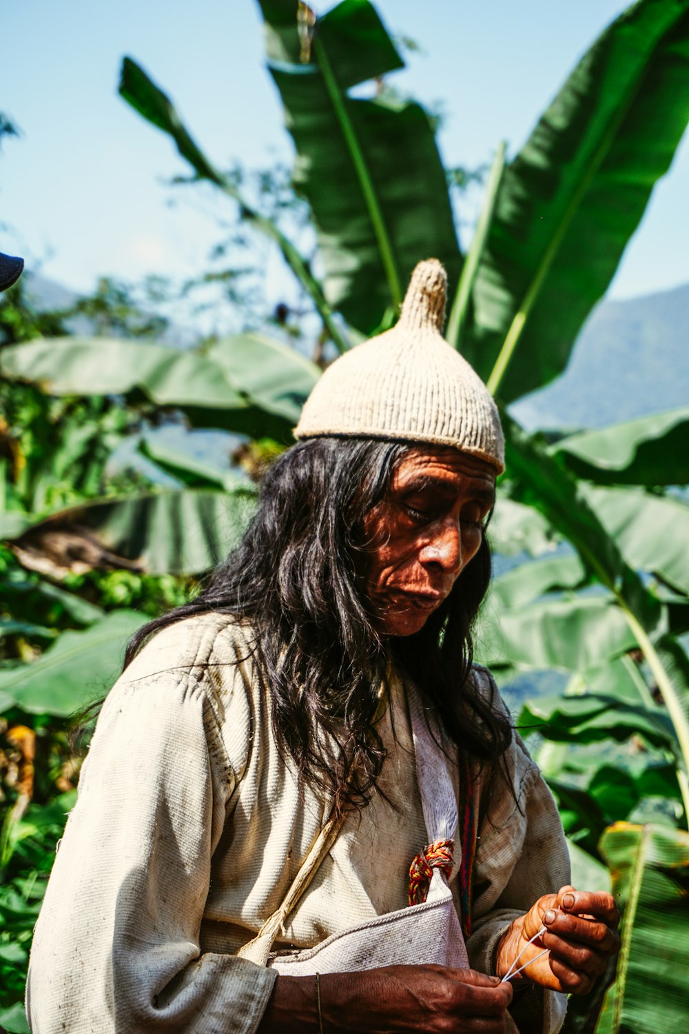 Mujer con sombrero beige y chaqueta marrón