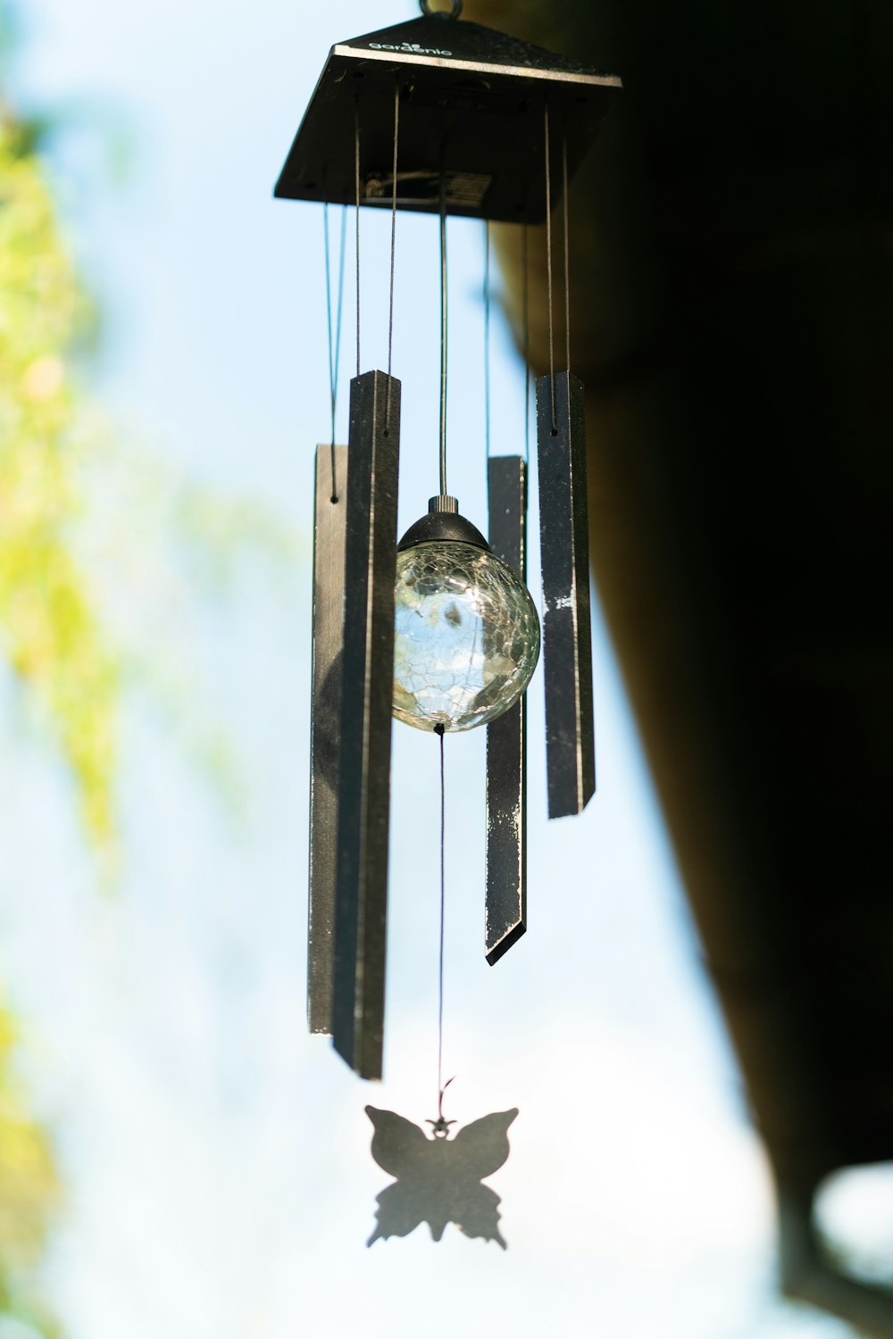 Boule suspendue en verre transparent sur support en métal noir