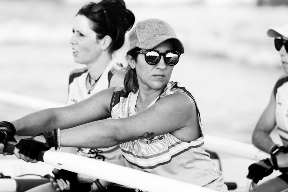 Photo en niveaux de gris d’un homme et d’une femme portant des lunettes de soleil