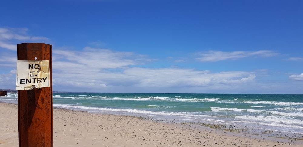 昼間の青空に浮かぶ白い砂浜