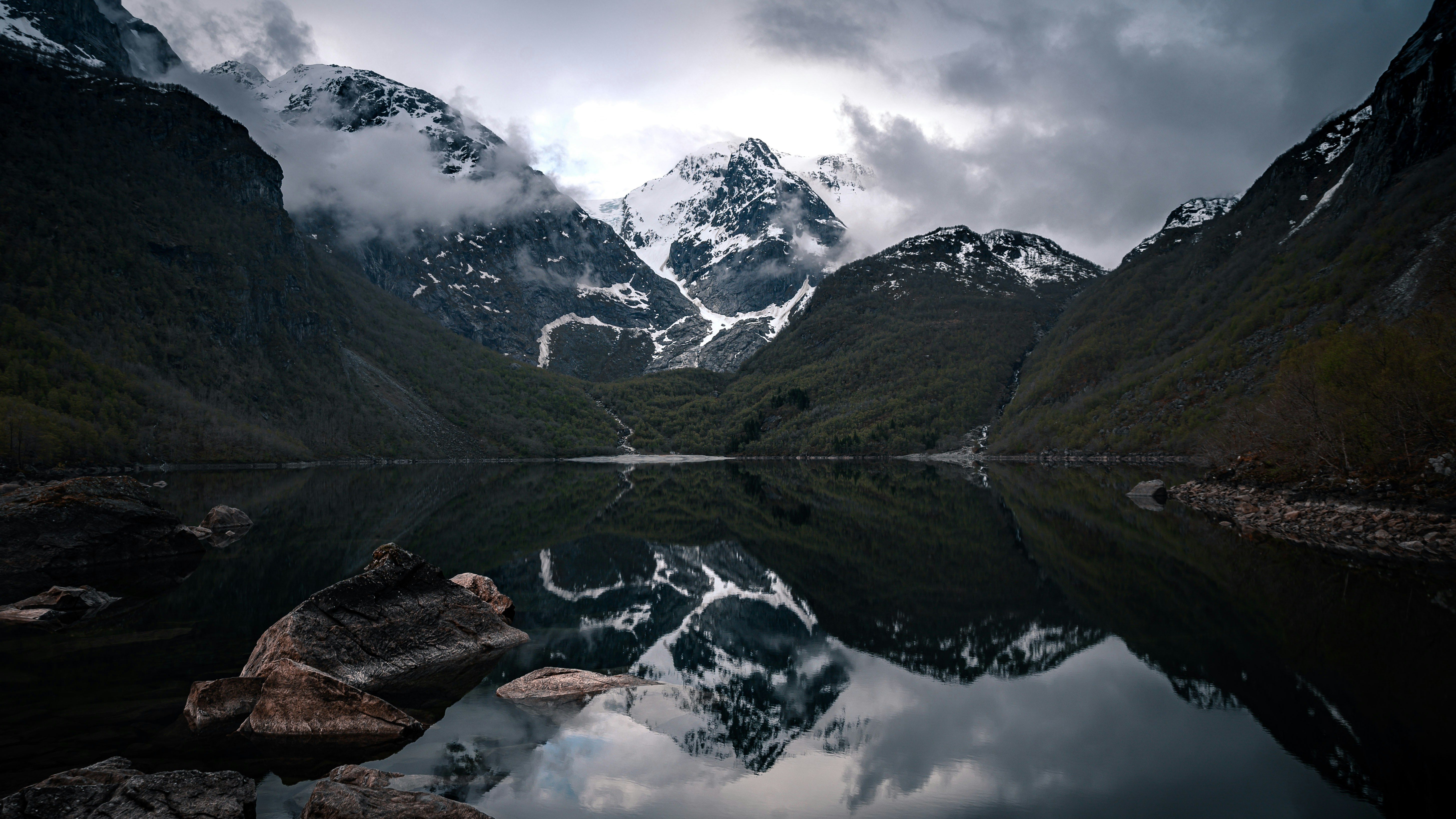 Photo by lachlangowen