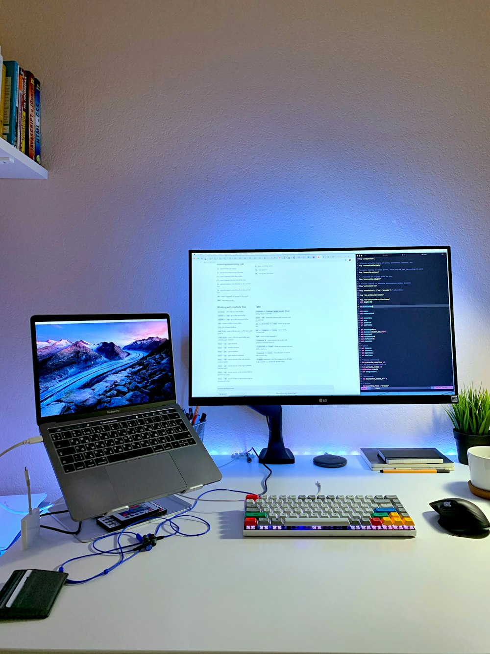 Monitor de computadora de pantalla plana negro encendido junto al teclado de computadora negro y el mouse de computadora negro
