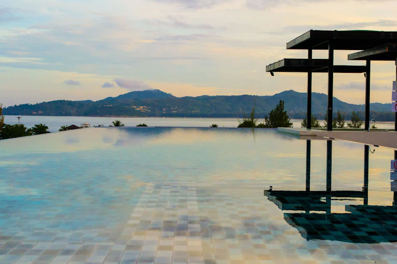 Побережье с драматичными скалами, уходящими в чистейшие воды моря