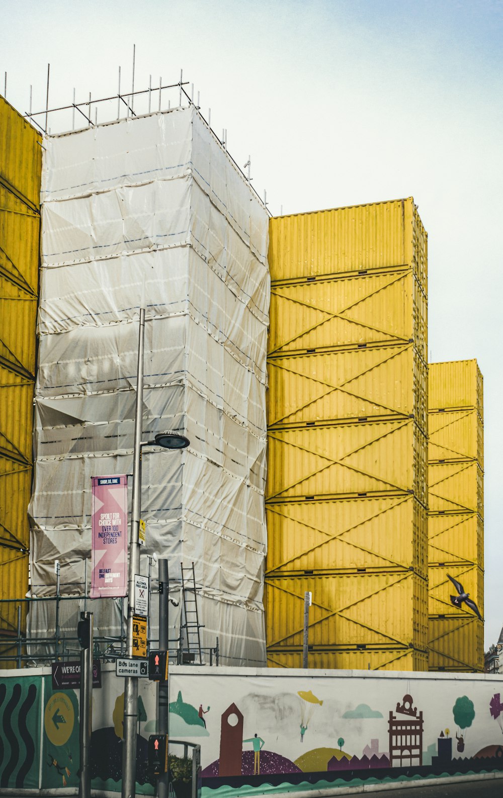 caixas de papelão marrom no piso de concreto cinza