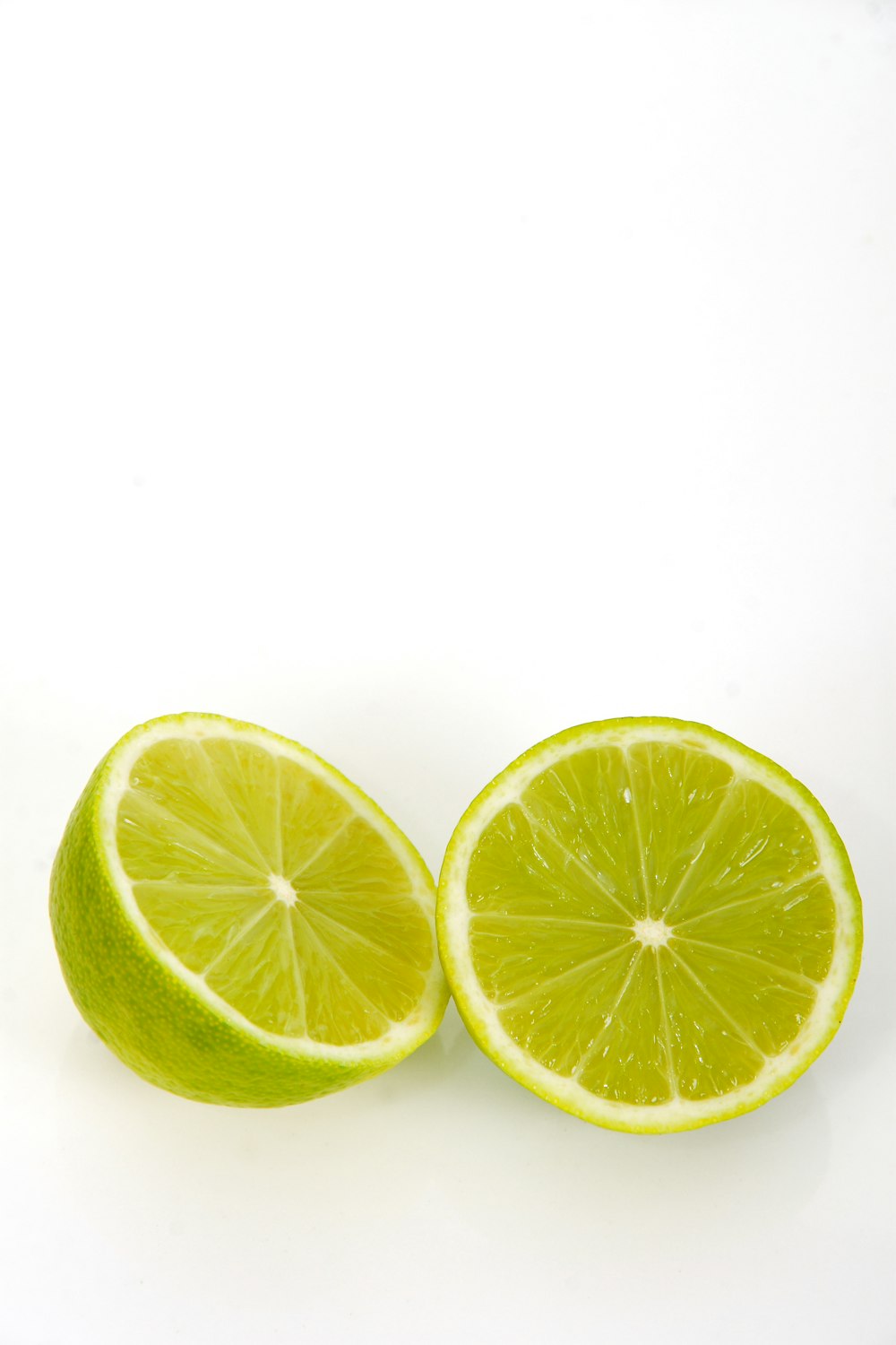 limone a fette su sfondo bianco