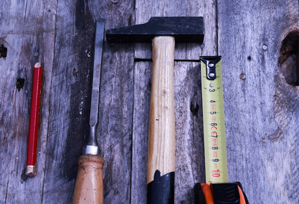 brown and black handle hammer