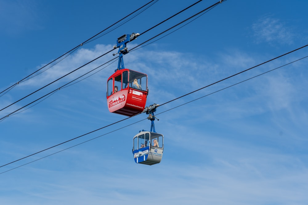 Rote Seilbahn tagsüber unter blauem Himmel