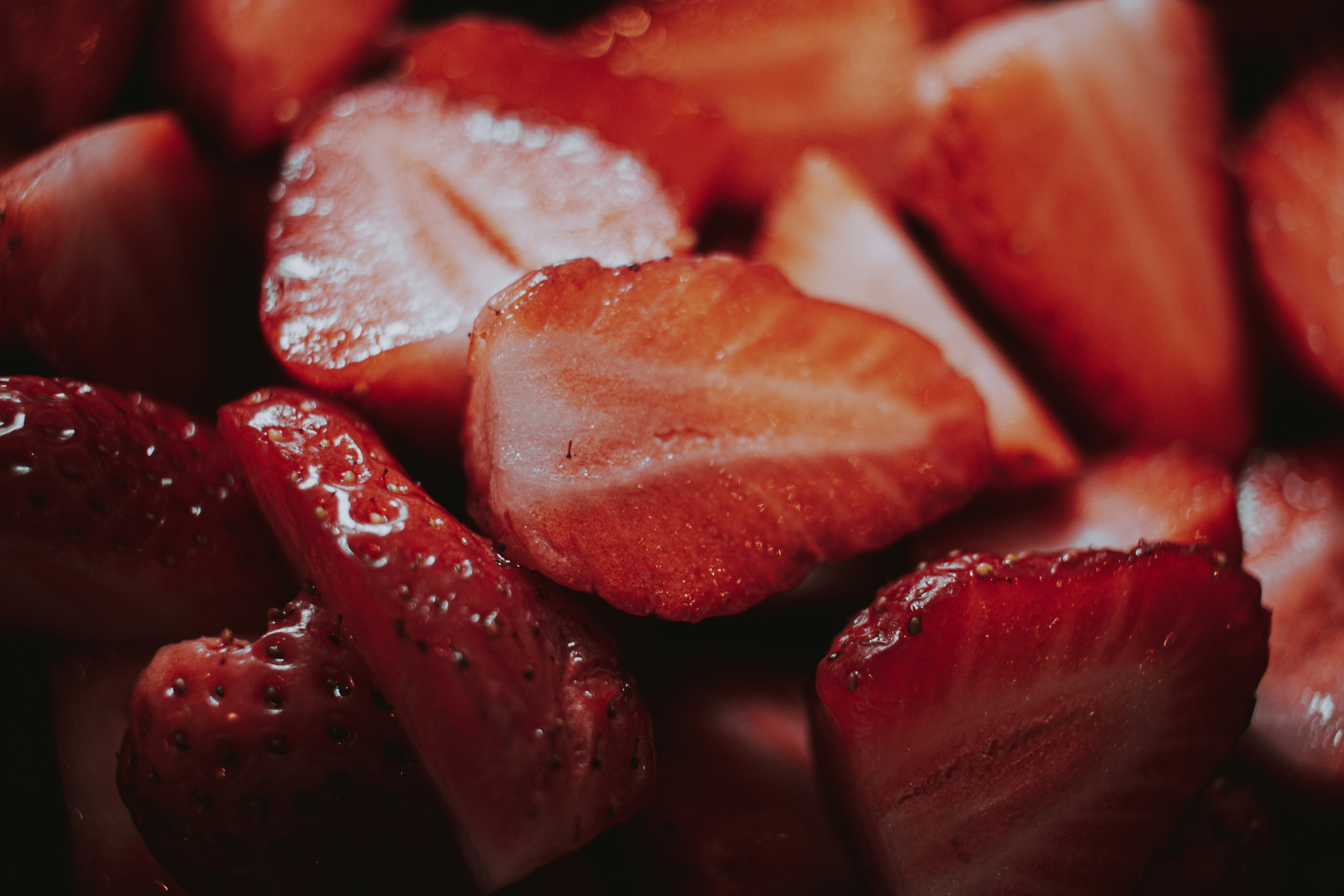 sliced strawberries in close up photography