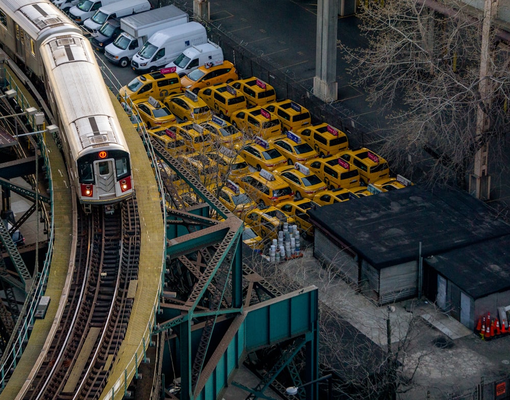 weißer und schwarzer Zug auf Bahngleisen