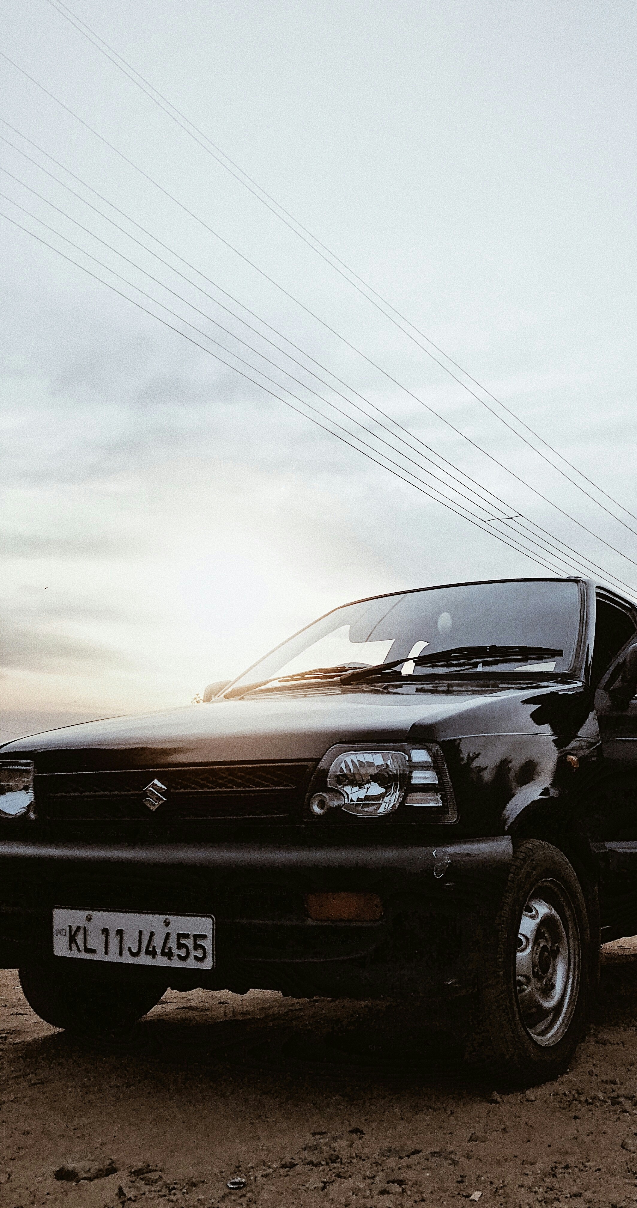 SUV negro en la carretera bajo el cielo blanco durante el día