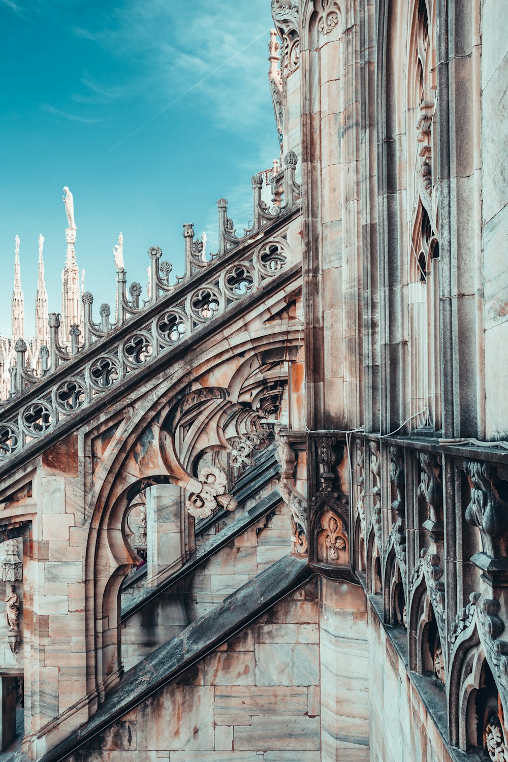 Braunes Betongebäude unter blauem Himmel tagsüber