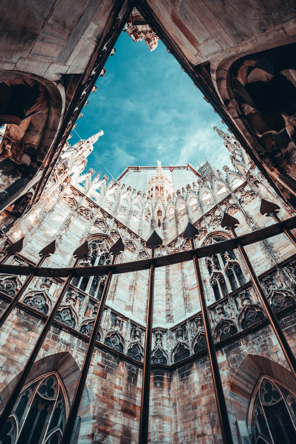 Fotografía de ángulo bajo de un edificio de hormigón blanco bajo el cielo azul durante el día