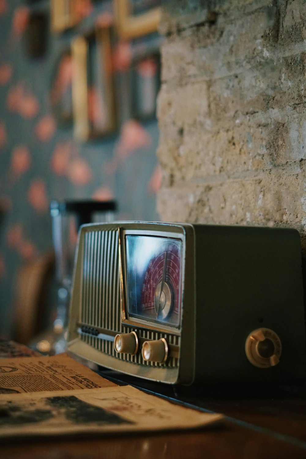 Radio negra y plateada sobre mesa de madera marrón