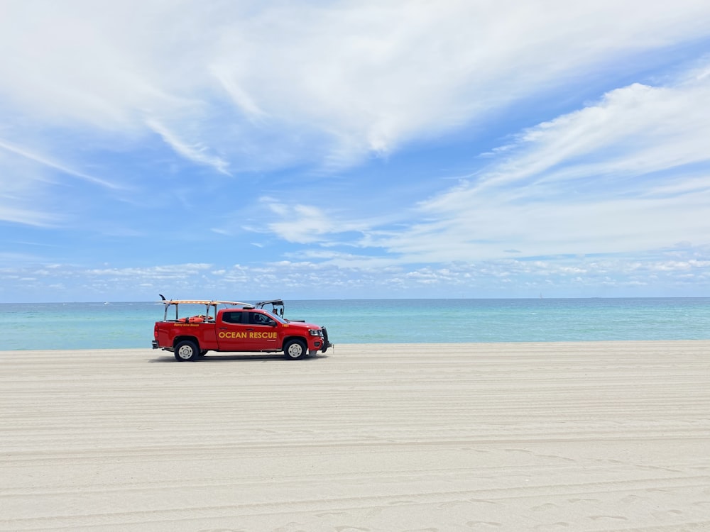 日中のビーチで赤いSUV