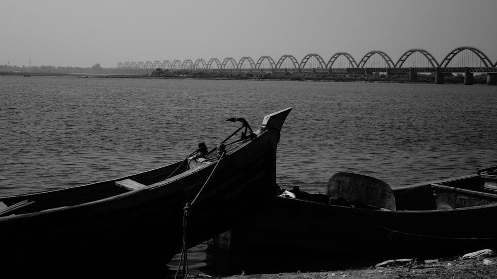 Photo en niveaux de gris d’un bateau sur l’eau