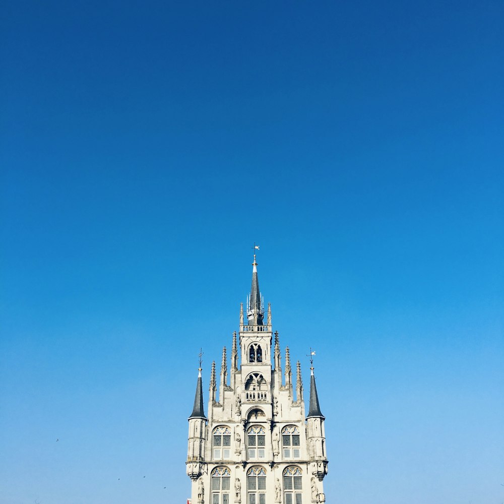 Edificio de hormigón blanco bajo el cielo azul durante el día