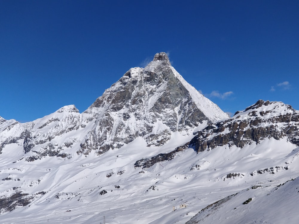 montanha coberta de neve sob o céu azul durante o dia