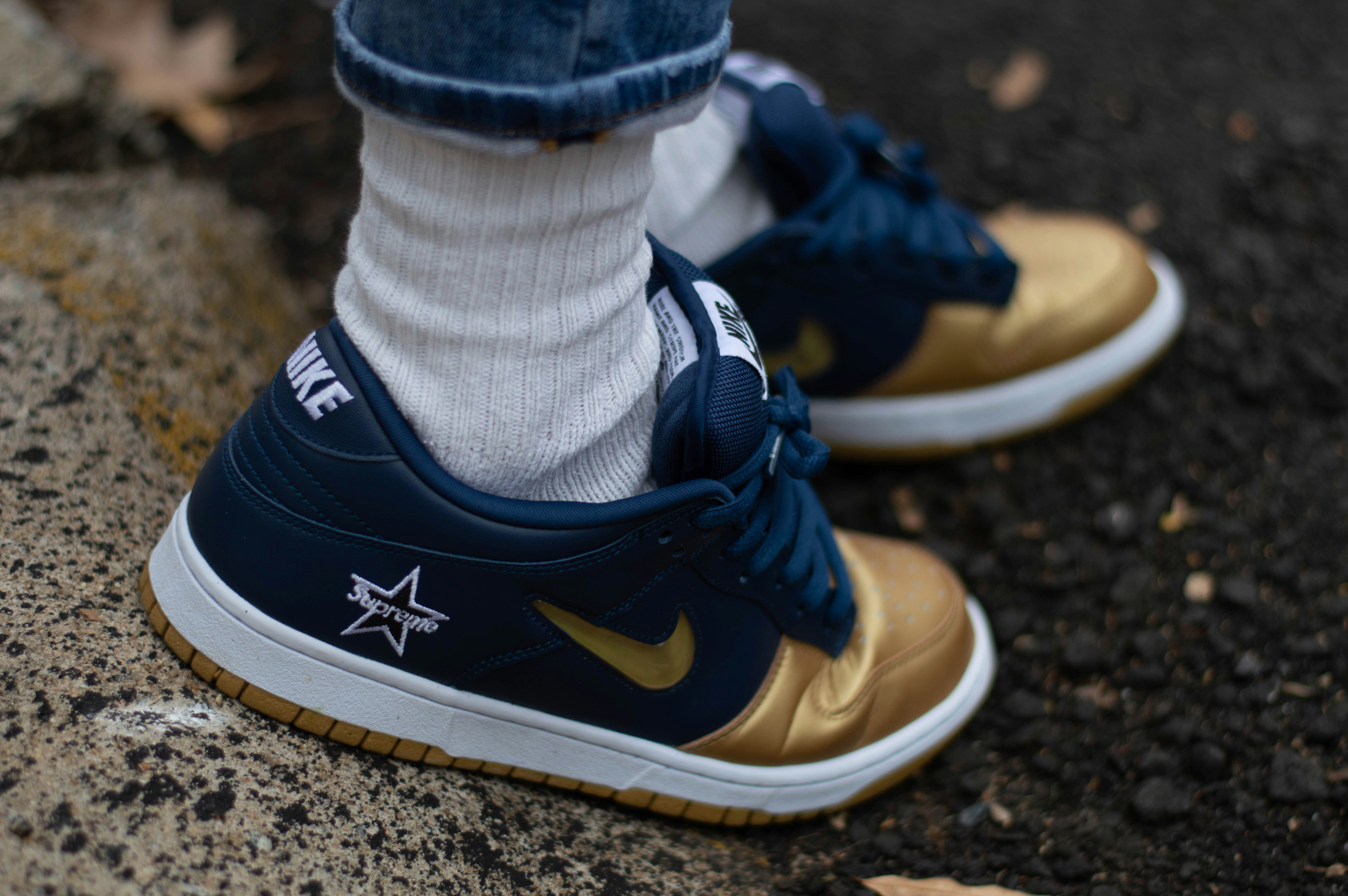 Foto de persona con zapatos nike air jordan 1 azules y blancos – Imagen