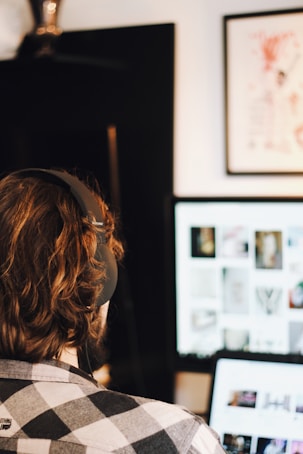 Looking at monitor. Monitoring. Data driven marketing. Insights. Reporting