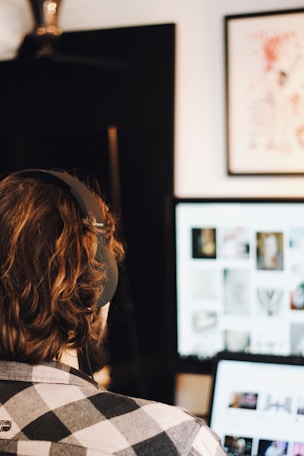 Looking at monitor. Monitoring. Data driven marketing. Insights. Reporting