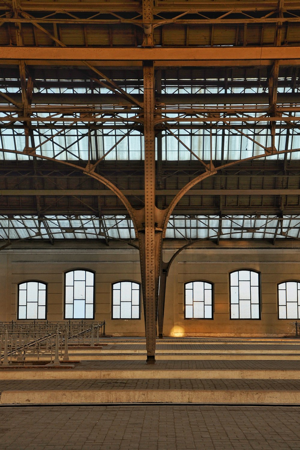 Interior del edificio blanco y marrón