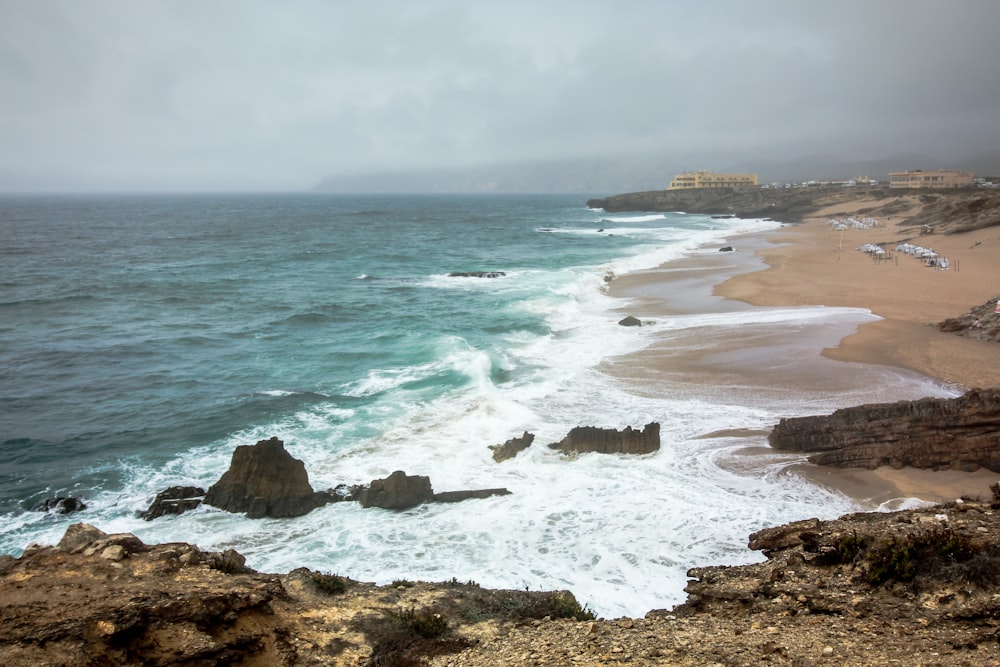 Olas del mar rompiendo en la costa durante el día