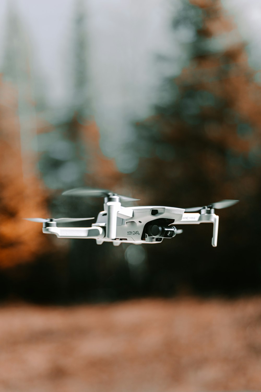 Dron gris volando en el aire durante el día