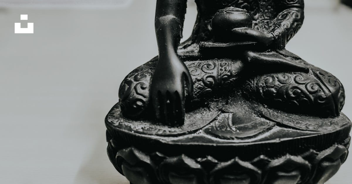 白いテーブルに黒い陶器の仏像の写真 Unsplashの無料グレー写真