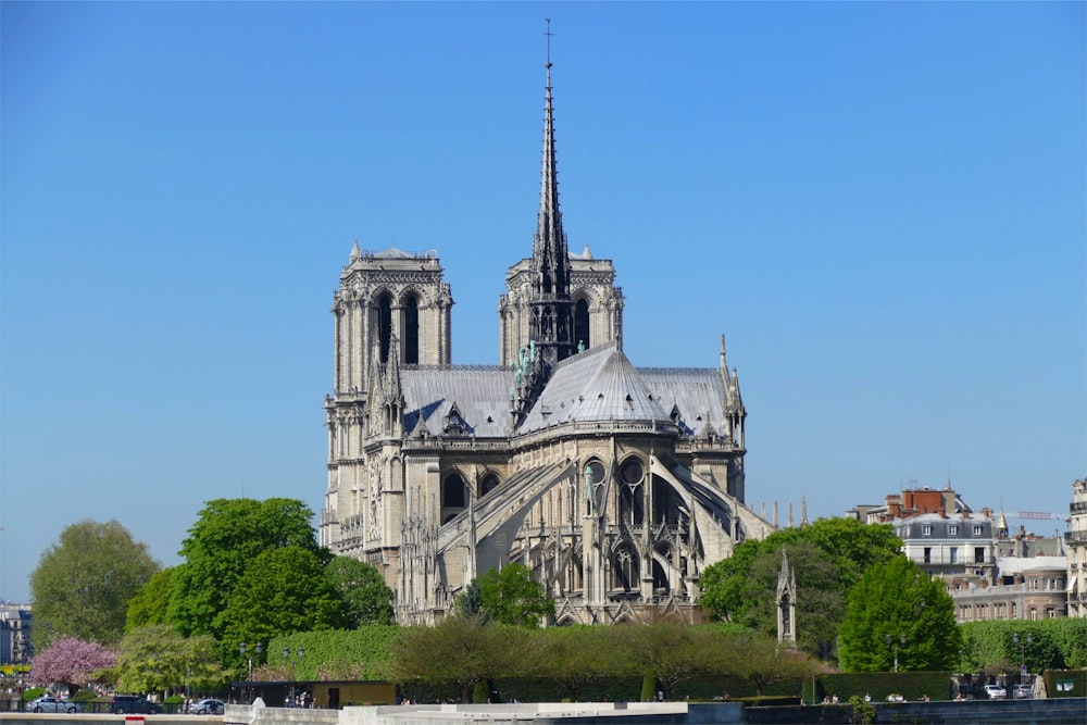 Bâtiment en béton blanc sous le ciel bleu pendant la journée