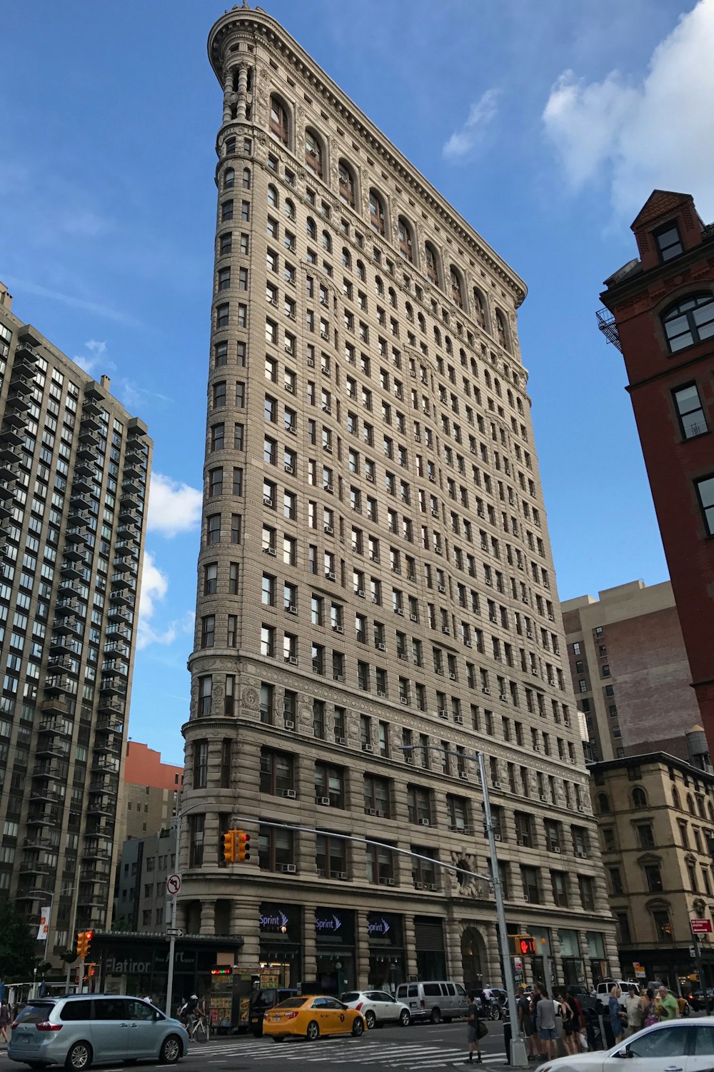 Edificio de hormigón blanco bajo el cielo azul durante el día