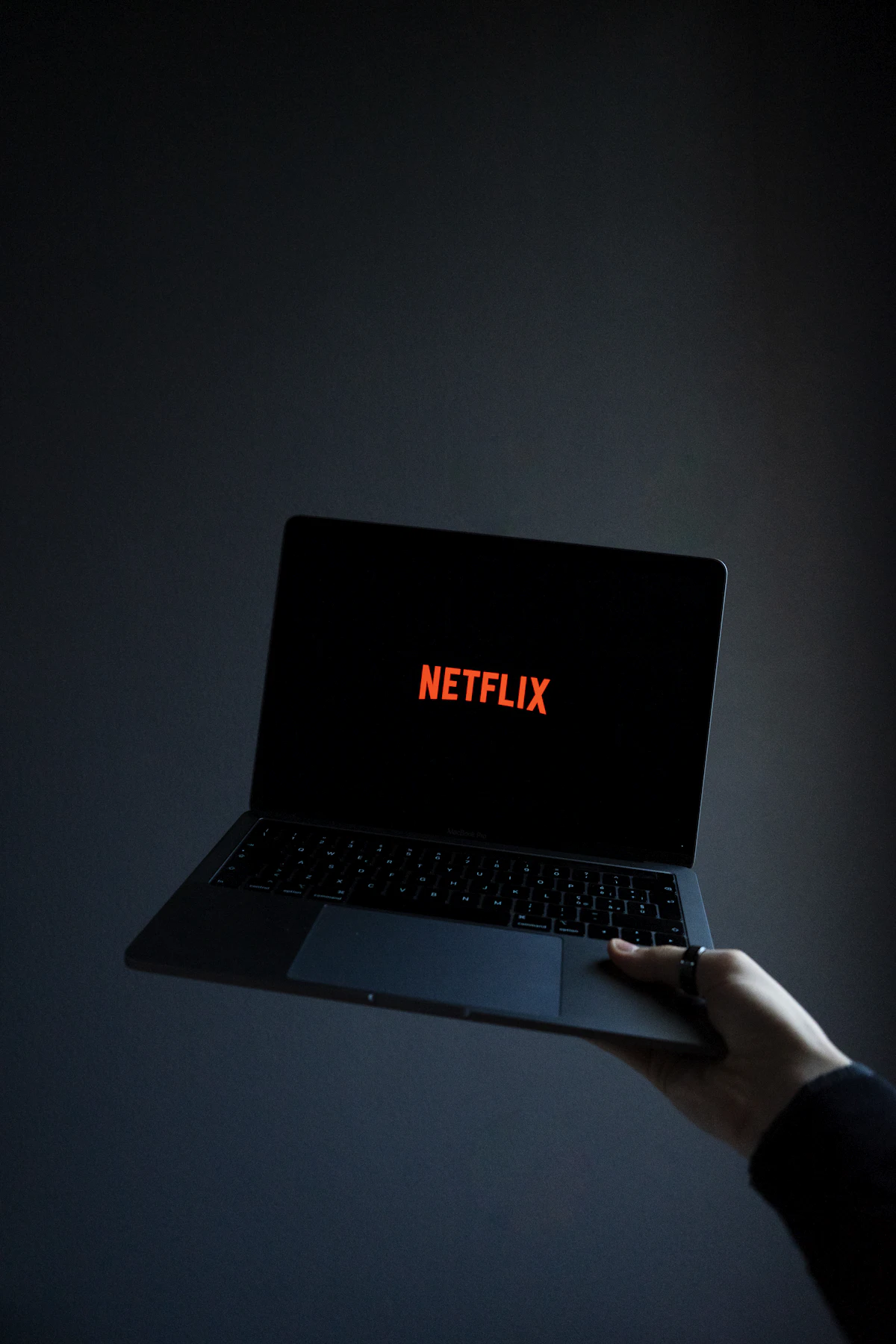 Layar laptop menampilkan logo aplikasi streaming Netflix yang menyediakan koleksi anime populer untuk dinikmati di rumah