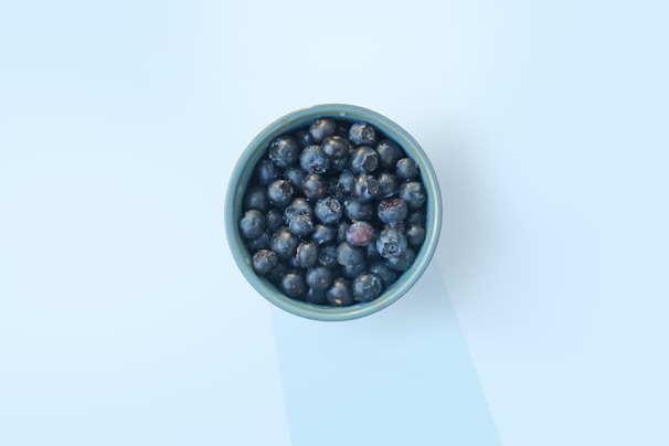 A bowl of freshly picked blueberries ready for consumption.