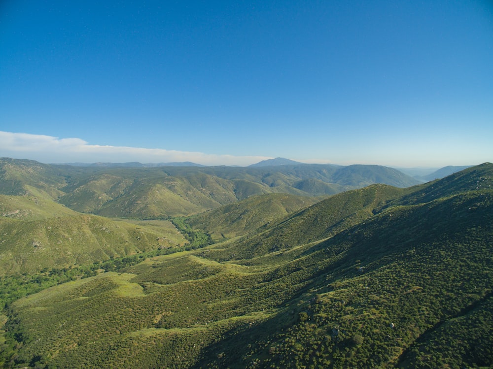 Grüne Berge unter blauem Himmel tagsüber