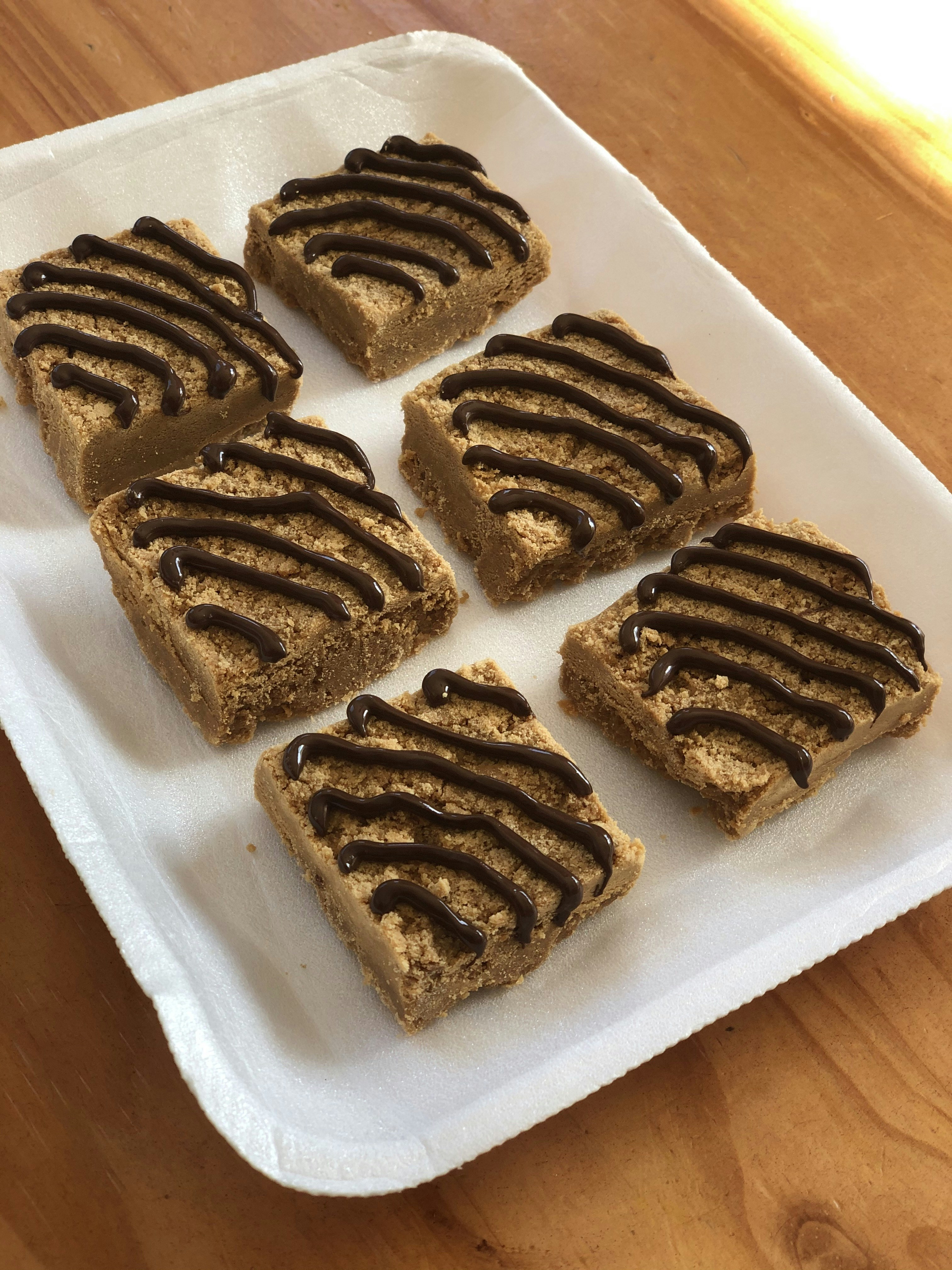 Galletas de chocolate en plato de cerámica blanca