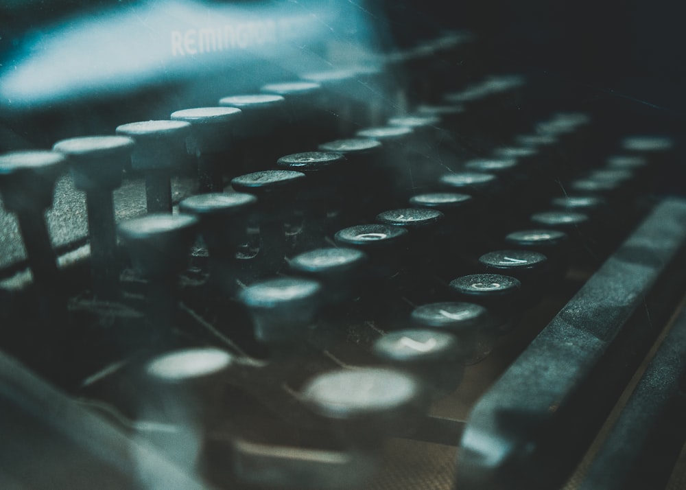 teclado de computadora negro y azul