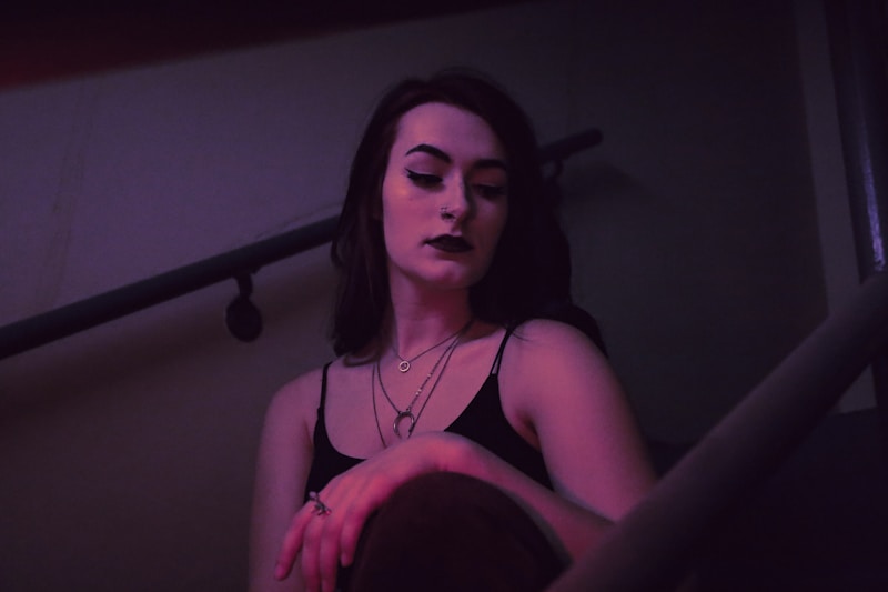 Joven trans en top rosado sensual