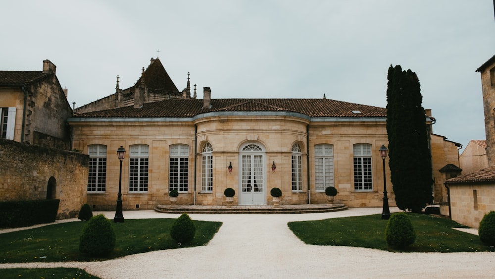 Bâtiment en béton beige sous un ciel blanc pendant la journée