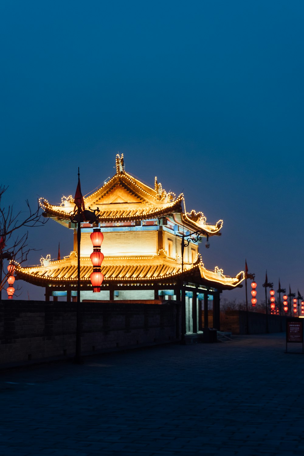 茶色と赤のパゴダ寺院