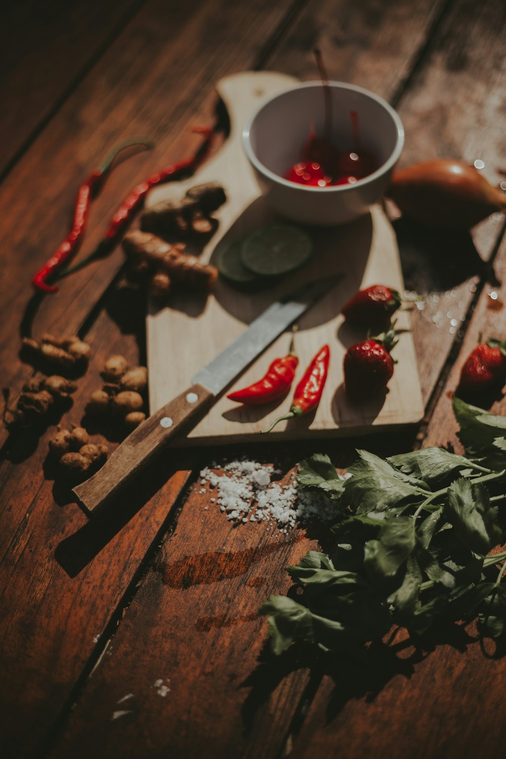 Tasse en céramique rouge et blanche sur planche à découper en bois brun