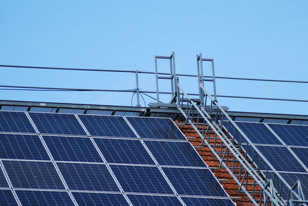Saulės elektrinės laikančiųjų konstrukcijų montavimas