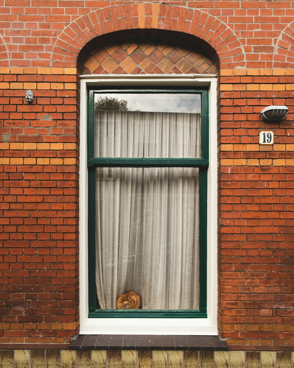 ventana de vidrio con marco de madera blanca