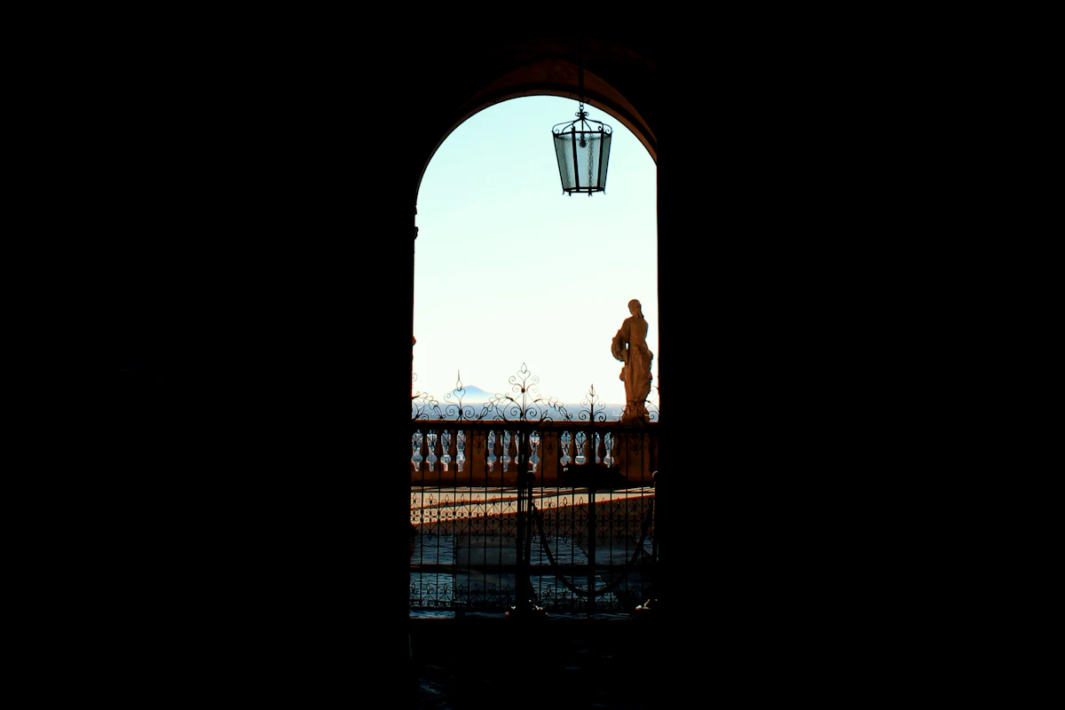 Il vicolo bianco davanti a casa