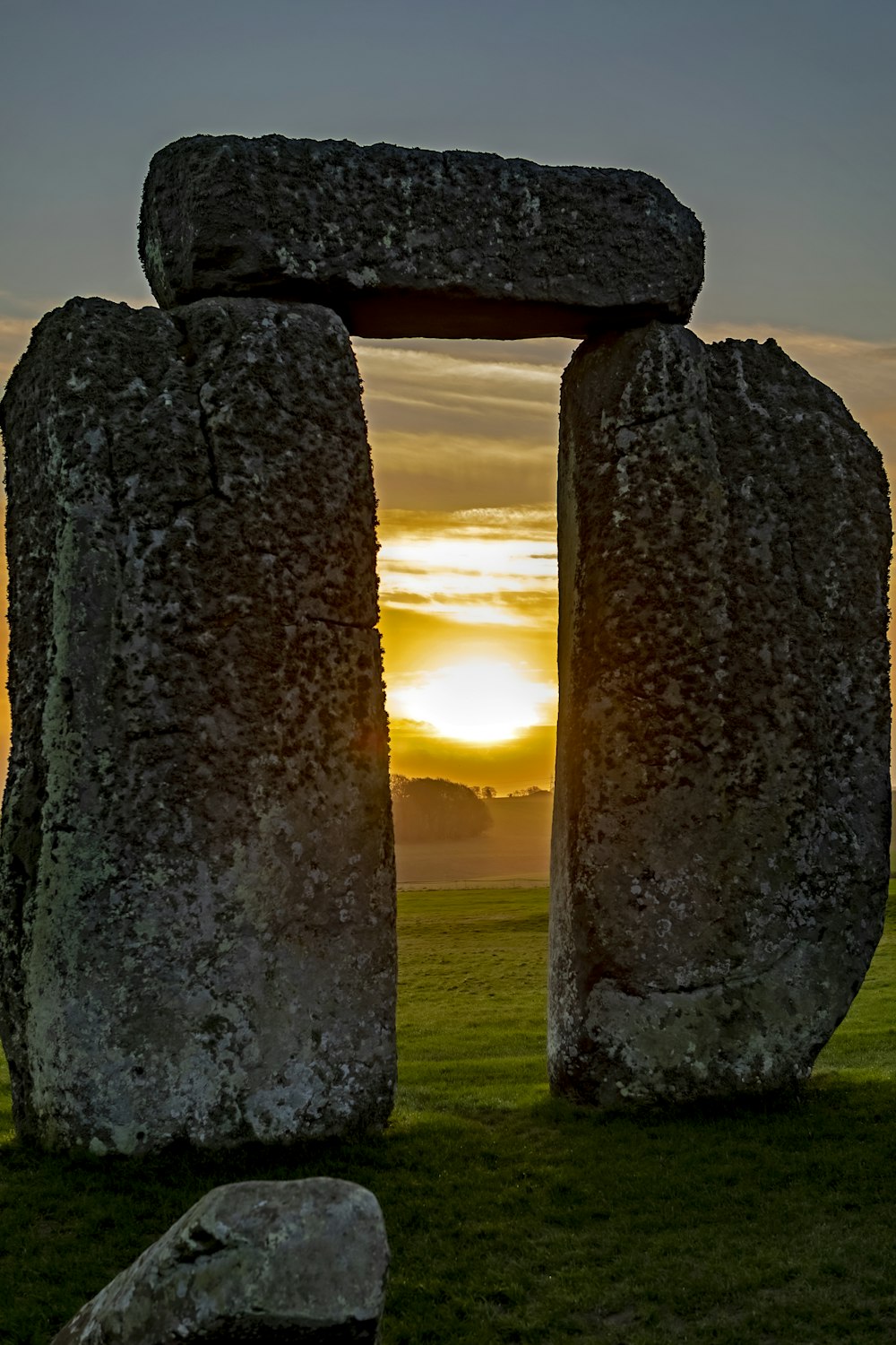 formazione rocciosa grigia durante il tramonto