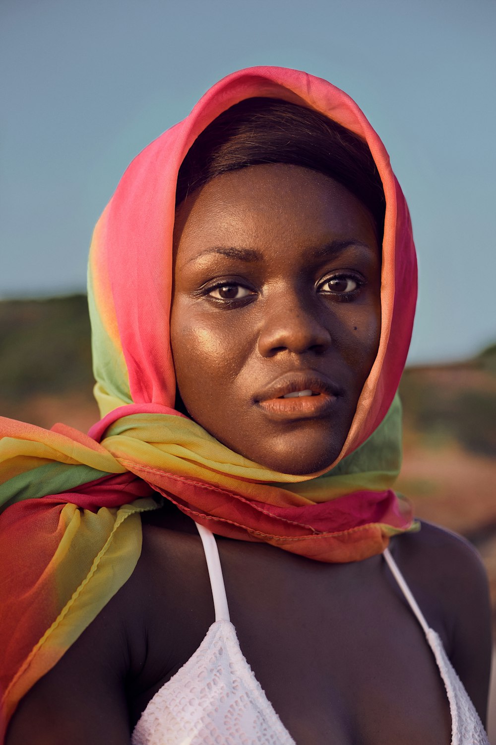 Mujer con hiyab amarillo y naranja