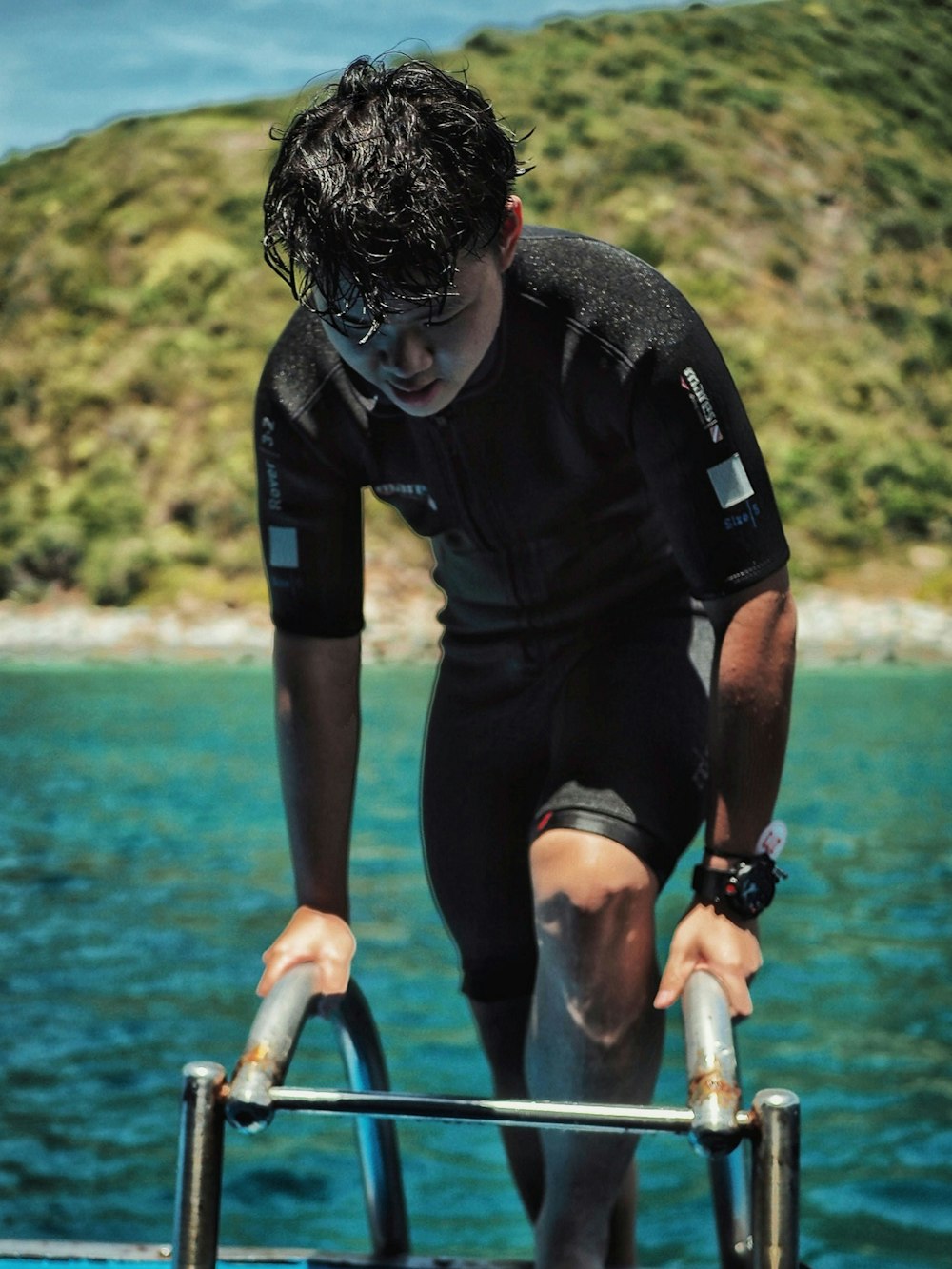 homem em traje de mergulho preto vestindo colete salva-vidas preto