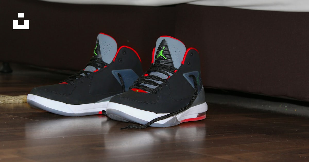 Black white and red nike athletic shoes photo â Free Chakan Image on Unsplash