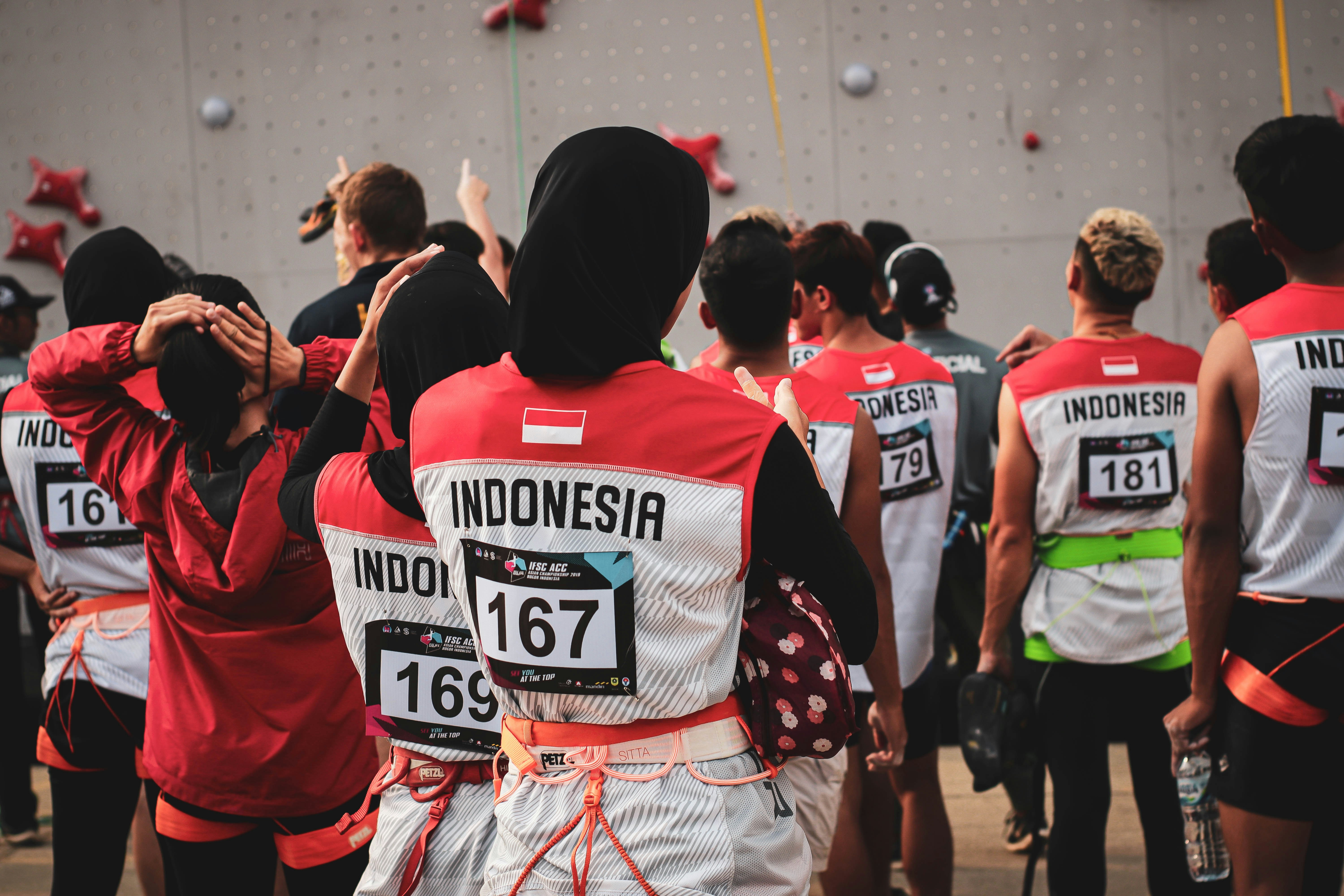 Orang-orang dengan kemeja jersey merah dan putih